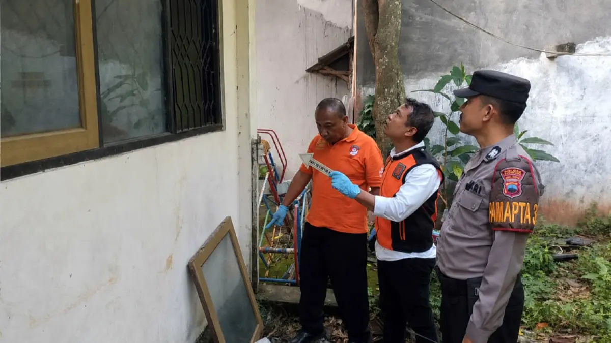 DIDALAMI: Polisi melakukan pemeriksaan di lokasi kejadian perkara. (POLSEK UNDAAN UNTUK RADAR KUDUS)