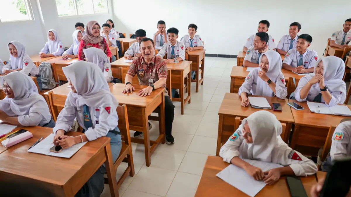 Gubernur Jawa Tengah Ahmad Luthfi terlihat akrab dengan siswa dan guru di Klaten (PEMPROV JATENG UNTUK RADAR KUDUS)