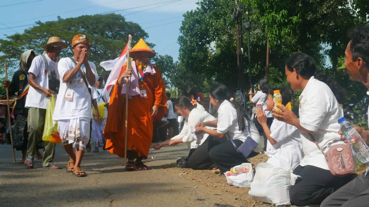 KHIDMAT: Para umat Buddha dari Jepara hingga Pati, memberikan perbekalan kepada para Bhikkhu yang melakukan Thudong dari Candi Sima, Donorojo, Jepara hingga Candi Sewu Klaten, pada Rabu (20/5). (FIKRI THOHARUDIN/RADAR KUDUS)&nbsp;