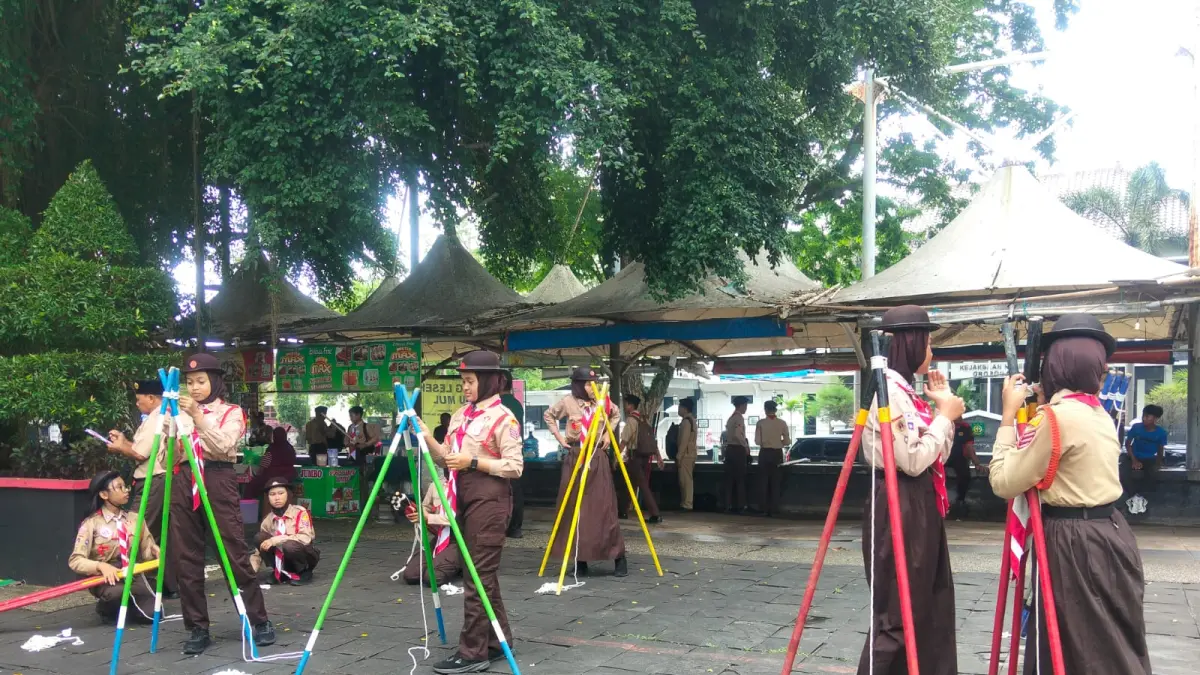 LOMBA TALI TEMALI – Anggota pramuka Kwarcab Grobogan sedang mengikuti lomba Tali Temali dalam persiapan mengikuti Jamnas XII di alun-alun Purwodadi. 