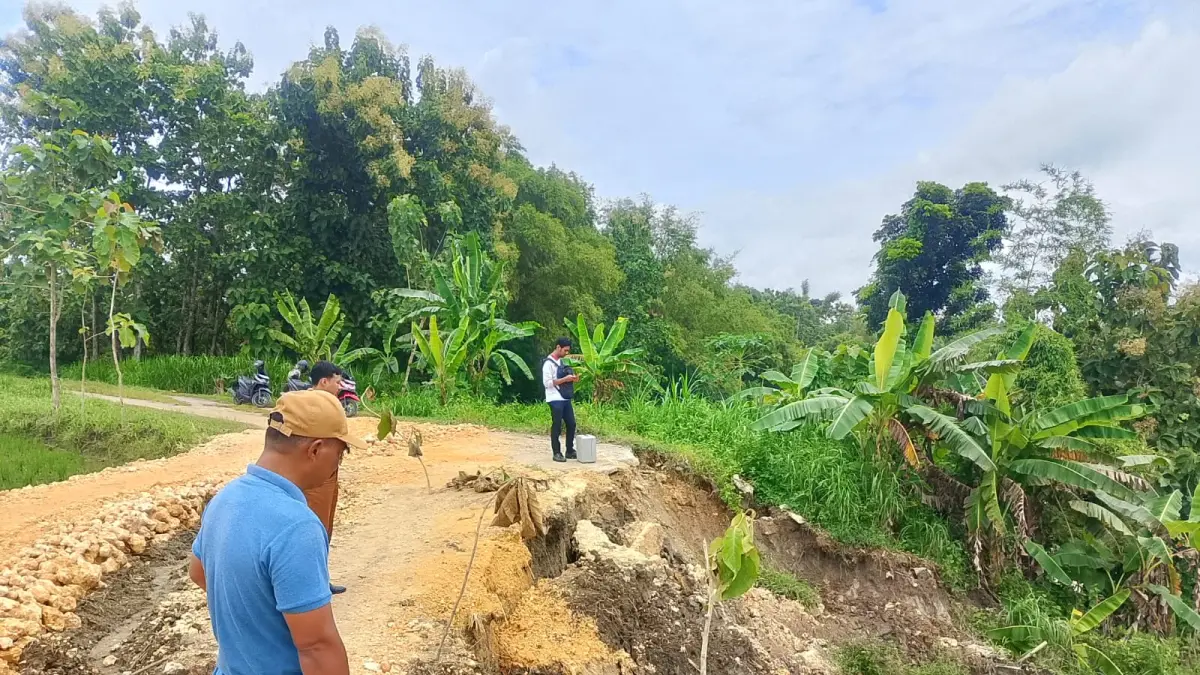 LONGSOR: Kodisi longsoran jalan penghubung Desa Kalirejo-Tanjungsari Kecamatan Wirosari. (BPBD Grobogan untuk Radar Kudus)

