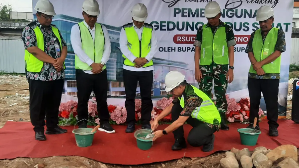 MULAI DIBANGUN: Bupati Kudus Sam’ani Intakoris (jongkok) menuangkan semen ke batu untuk pondasi Gedung Kudus Sehat kemarin. (INDAH SUSANTI/RADAR KUDUS)