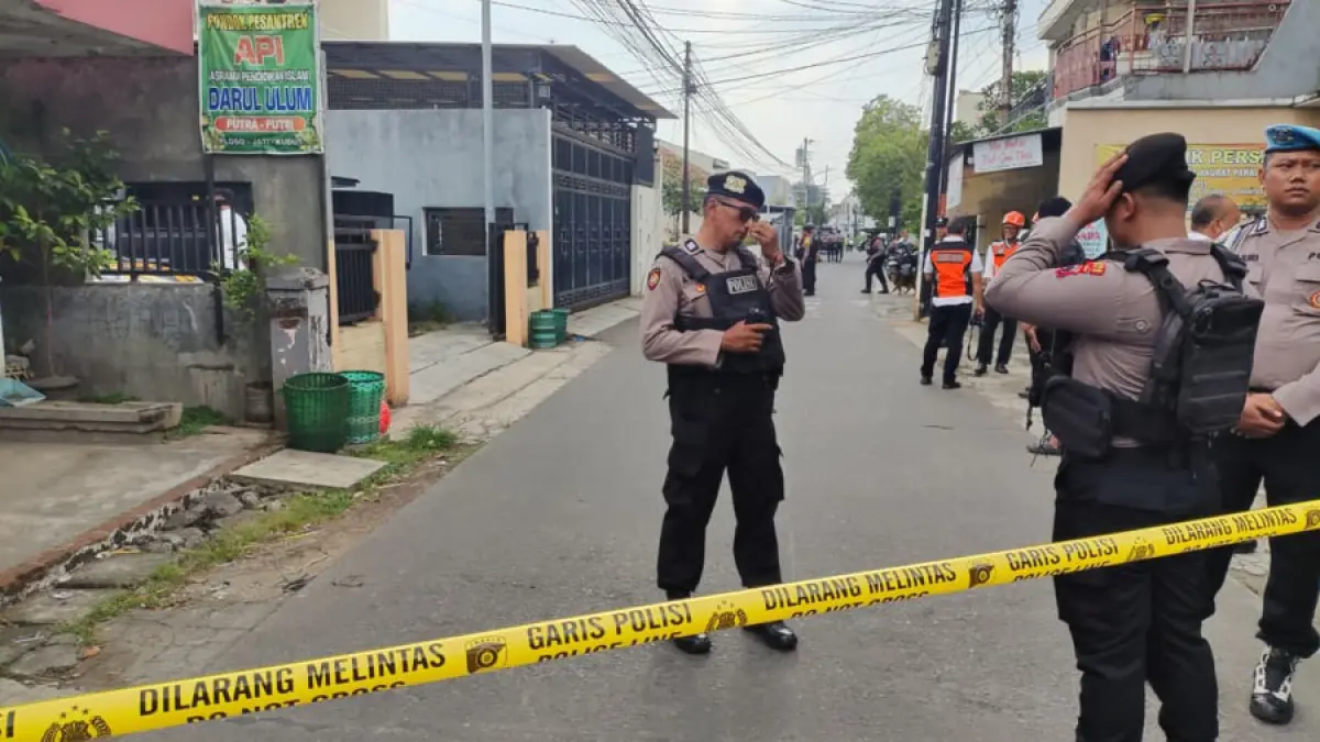 Polisi berjaga di depan lokasi GITJ Ploso Kudus. (GALIH ERLAMBANG W/RADAR KUDUS)