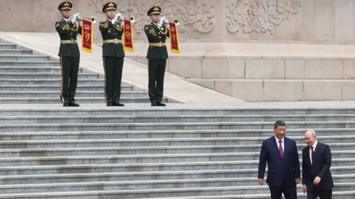 Presiden Rusia Vladimir Putin (kanan) berjalan bersama Presiden China Xi Jinping (kedua kanan) saat upacara penyambutan di Balai Besar Rakyat di Beijing, China (20/5/2026). ANTARA FOTO/REUTERS/Maxim Shemetov/Pool/agr.