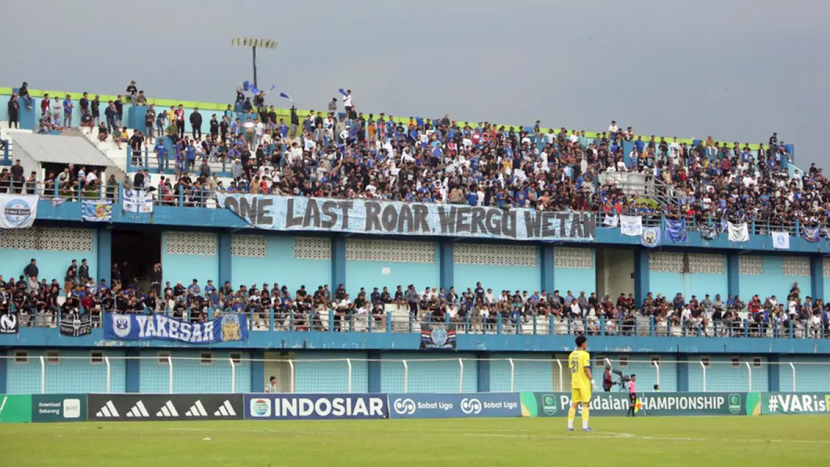 TANDA TANYA: Suporter memberikan dukungan kepada tim Persiku di Stadion Wergu Wetan. (GALIH ERLAMBANG W/ Radar Kudus)