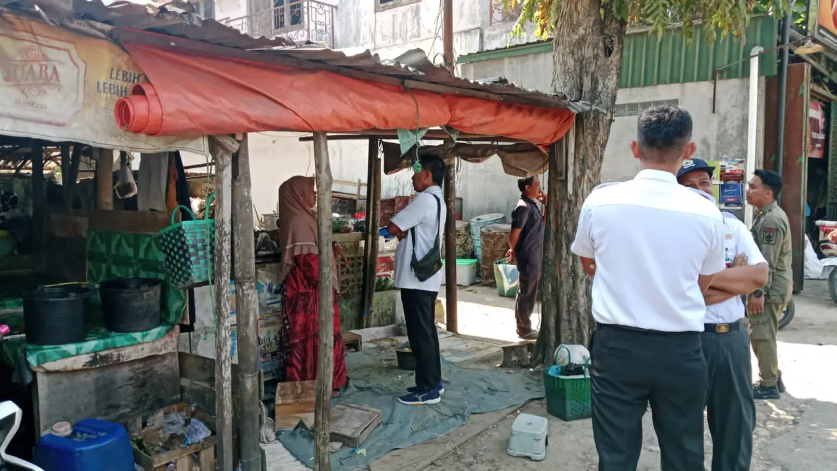 TEGURAN: Proses pemberian teguran ke pedagang sebelum membongkar lapak dagangannya. (Disperindag Grobogan untuk Radar Kudus)