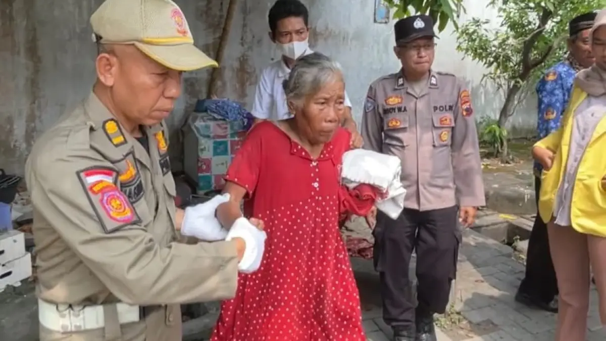 TERJARING – Petugas gabungan sedang membawa salah satu PGOT yang terjaring di Kota Purwodadi, Rabu (20/5).