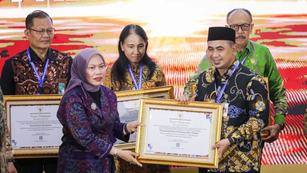 Wagub Taj Yasin mewakili Gubernur Jateng Ahmad Luthfi menerima Penghargaan Pengawasan Kearsipan Terbaik Nasional di Jakarta. (PEMPROV JATENG UNTUK RADAR KUDUS)