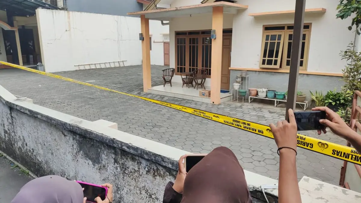 WASPADA: Warga mengambil gambar di depan lokasi GITJ Ploso Kudus. (GALIH ERLAMBANG W/RADAR KUDUS)