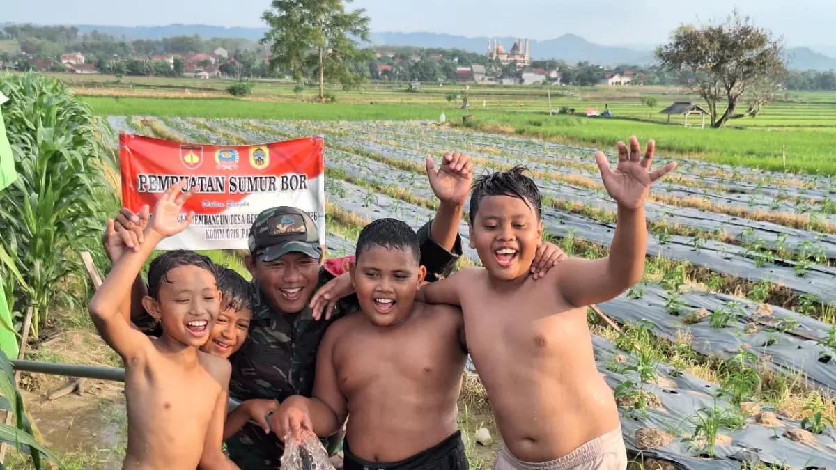 Anak - anak menikmati sumber air baru di area persawahan di Desa Godo Kecamatan Winong yang dibangun oleh Satgas TMMD.