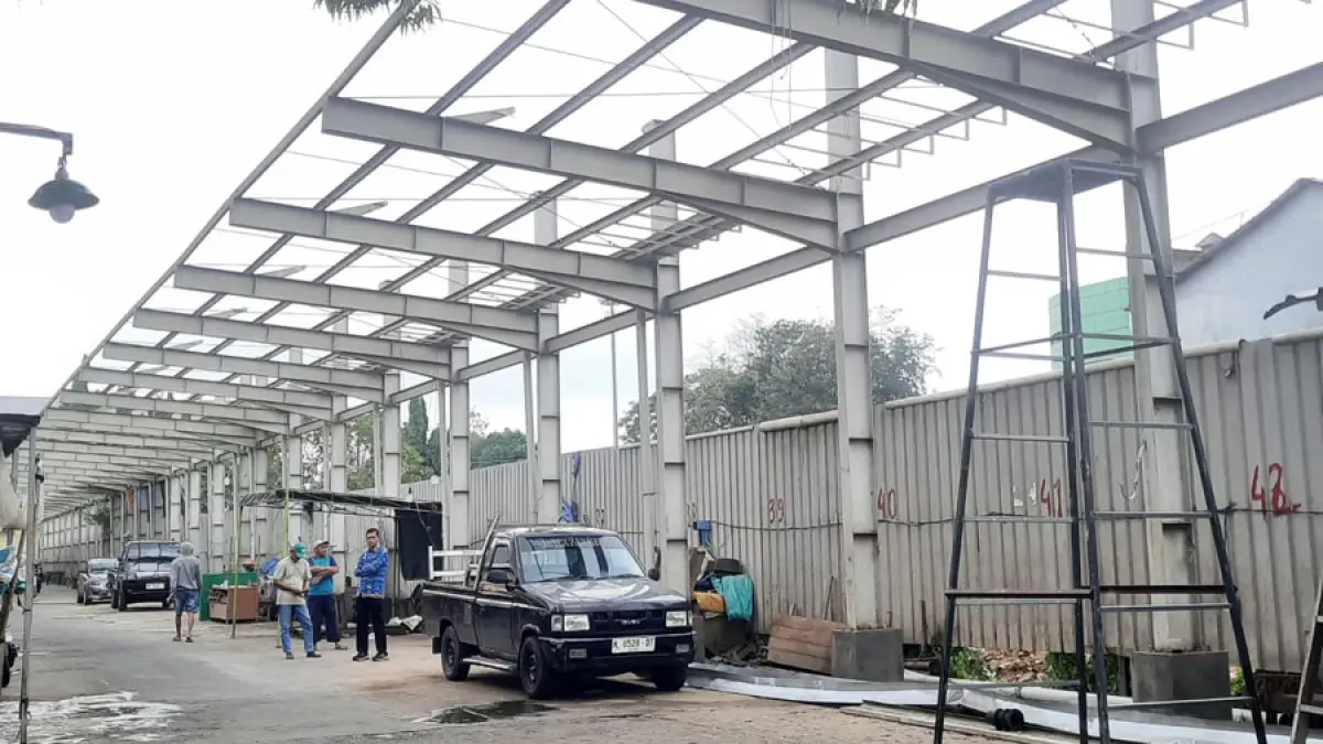 BERMASALAH: Kanopi area timur Pasar Bitingan Kudus tak jadi dibongkar. (INDAH SUSANTI/RADAR KUDUS)