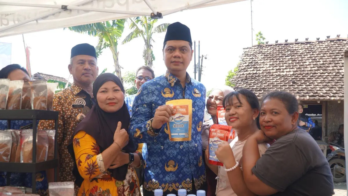 BORONG: Bupati Jepara Witiarso Utomo nglarisi UMKM saat Ngantor di Desa Bondo, Bangsri. 