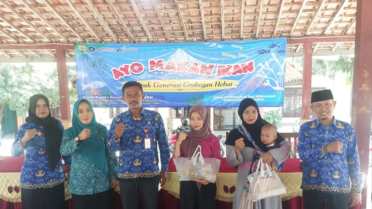 GERAKAN MAKAN IKAN: Disnakkan Grobogan saat melakukan gerakan makan ikan di Kecamatan Pulokulon. 