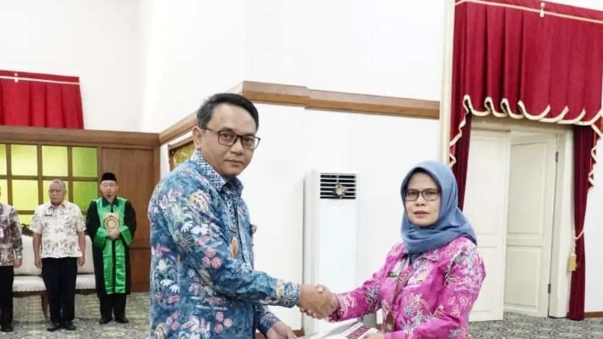 Kepala Dinkop UMKM Siti Subiati dilantik menjadi Pj Sekda Pati yang baru oleh Plt Bupati Pati Risma Ardhi Chandra. (HUMAS PATI)