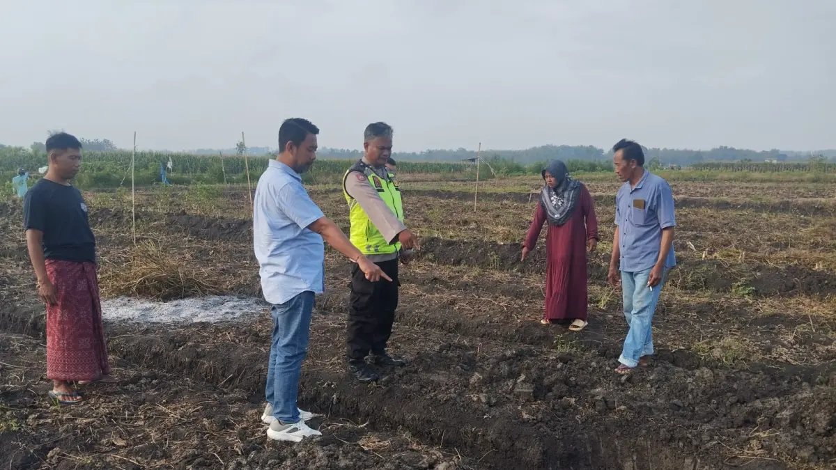 OLAH TKP – Anggota Polsek Karangrayung melakukan olah TKP di lokasi petani meninggal saat menggali sumur. 