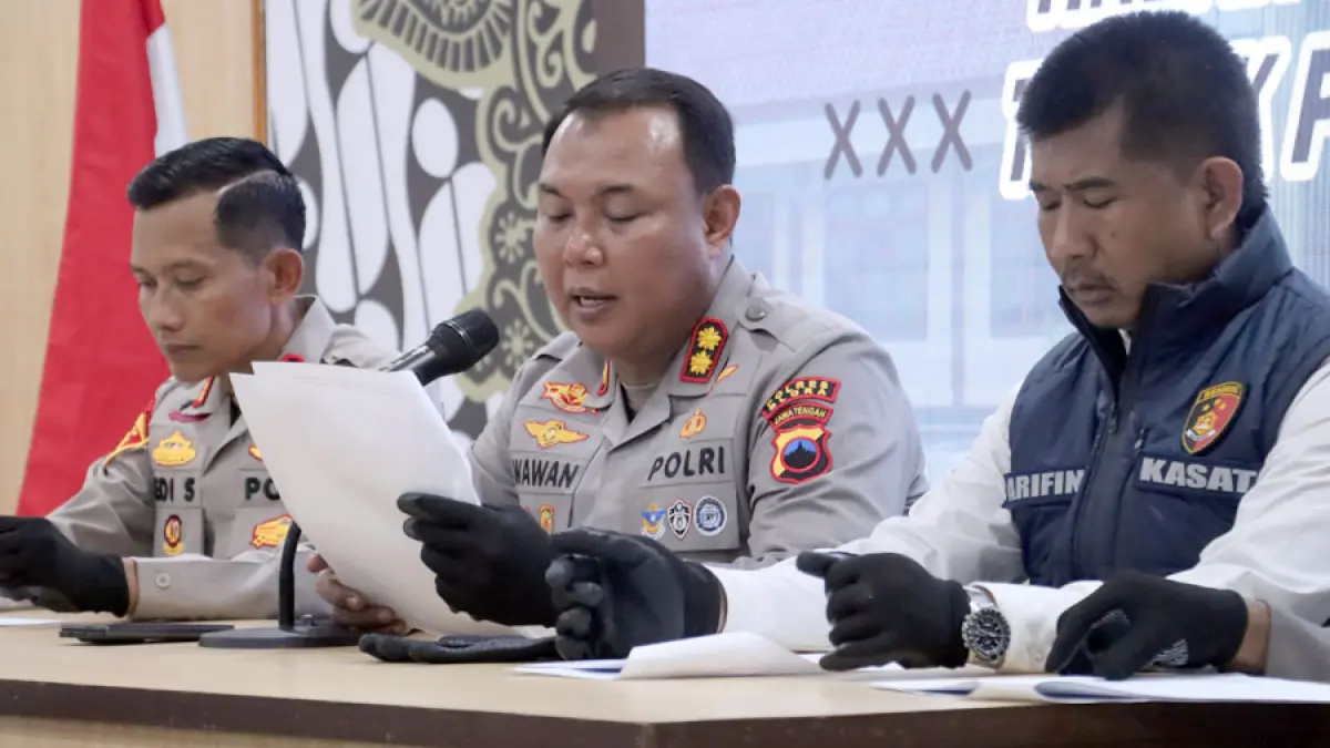 TEGAS: Kapolres Blora AKBP Wawan Andi Susanto (dua dari kanan) saat menyampaikan keterangan. (EKO SANTOSO/RADAR KUDUS) 