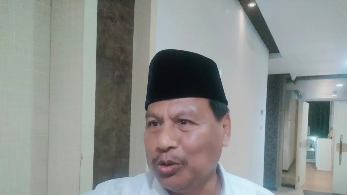 BERI KETERANGAN: Bupati Rembang Harno memberikan keterangan terkait polemik JPTP Rembang. (WISNU AJI/RADAR KUDUS)