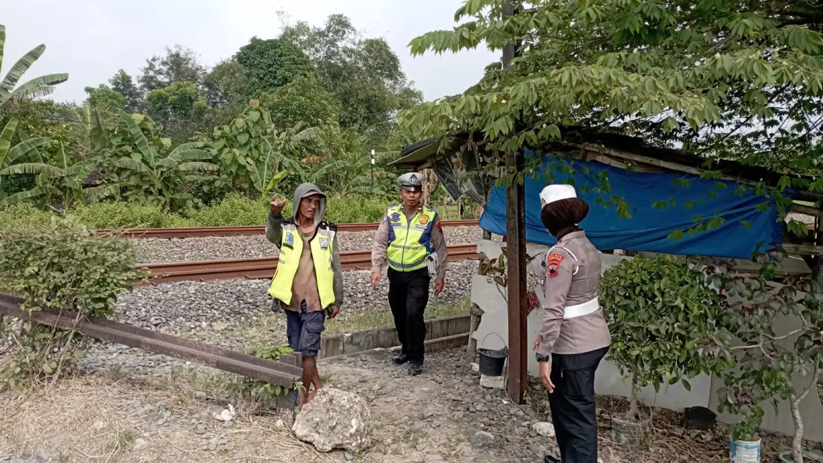 CEK LOKASI: Perlintasan sebidang di Desa Tunggu Kecamatan Penawangan akan dibangun pos. (SATLANTAS GROBOGAN UNTUK RADAR KUDUS)