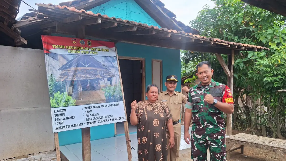 Dansatgas TMMD Reguler ke-128 Kodim 0718/Pati Letkol Arm Timotius Yogi bersama salah satu penerima manfaat renovasi RTLH di Desa Godo Kecamatan Winong. (SATGAS TMMD KODIM PATI)