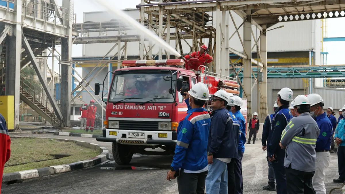 Pelaksanaan uji fungsi fire truck pada area Conveyor 109 Unit 3–4 PLTU Tanjung Jati B, Kamis (21/5). Pengujian ini menjadi bagian dari Management Walkdown Inspection untuk memastikan kesiapan sarana proteksi kebakaran dan respons kedaruratan menjelang Hari Raya Idul Adha.