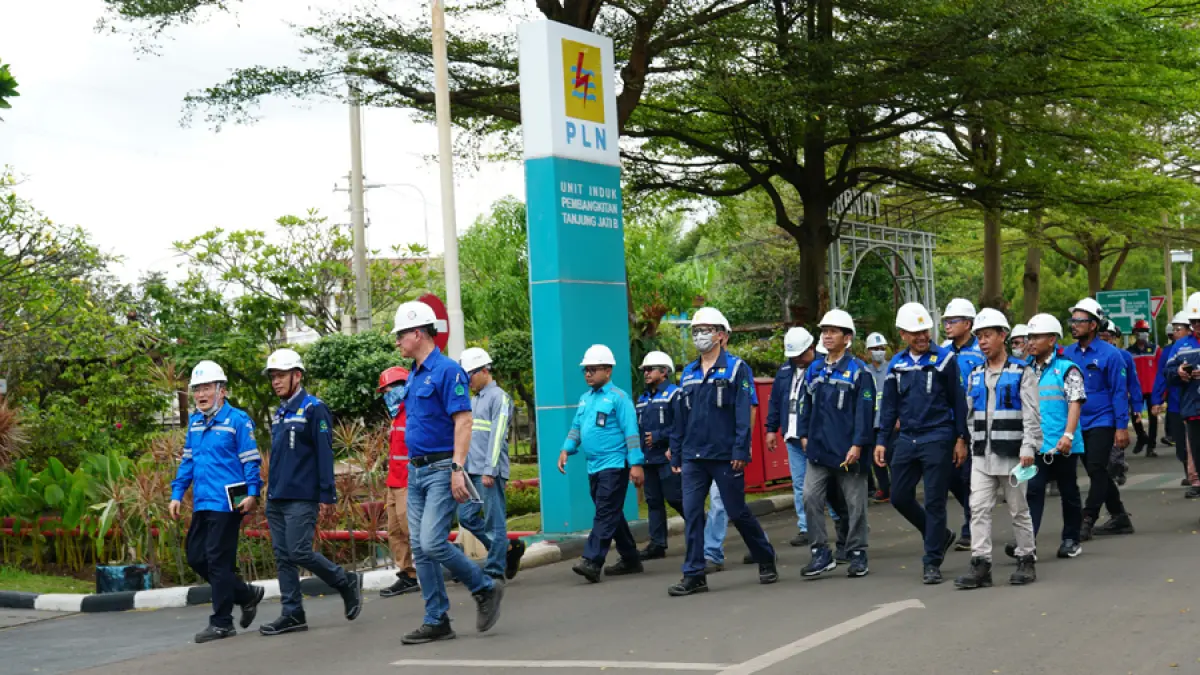 Jajaran manajemen PLN UIK Tanjung Jati B bersama perwakilan manajemen PLTU TJB Raya mengikuti Management Walkdown Inspection di kawasan PLTU Tanjung Jati B, Jepara, Kamis (21/5). 