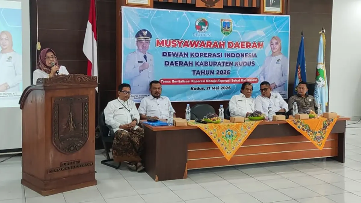 KESEJAHTERAAN: Ketua Dekopin Jateng Sri Hartini memberikan keterangan saat Musda Dekopinda Kudus. (GALIH ERLAMBANG W/ Radar Kudus)
