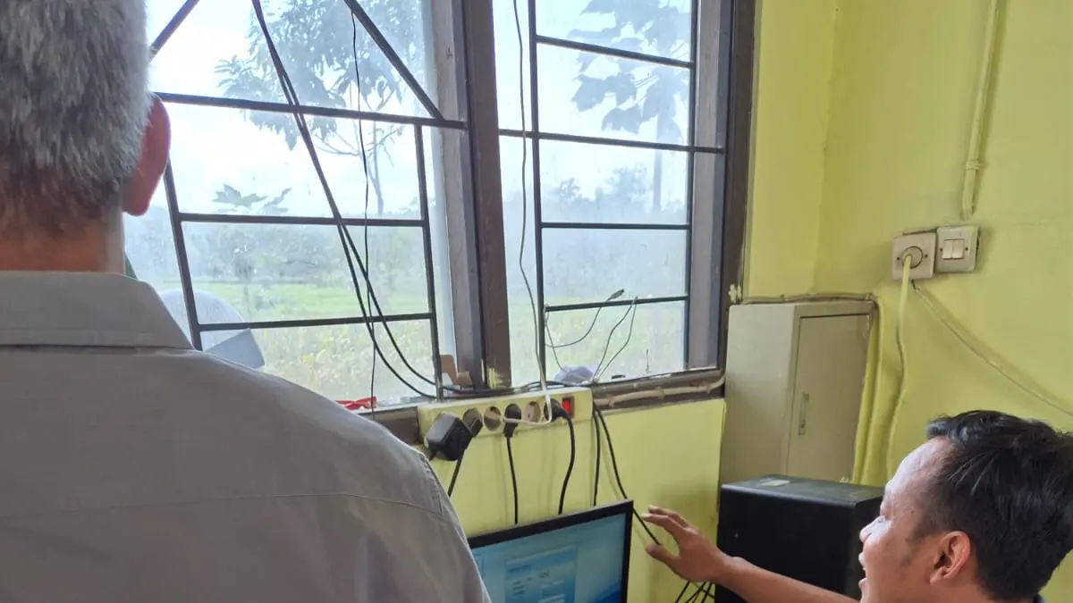 KOMISI B DPRD REMBANG/RADAR KUDUS

SIDAK: Anggota Komisi B DPRD Rembang mengecek langsung operasional jembatan timbang tambang di Sale kemarin.