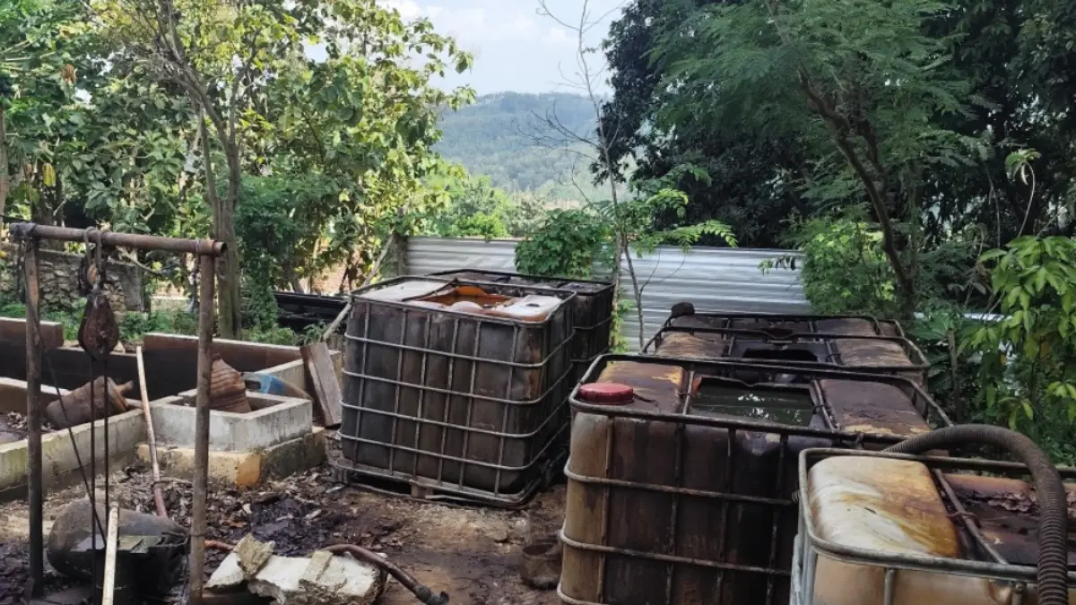 MENGALIR: Sumur minyak masyarakat di Desa Gandu, Kecamatan Bogorejo. (EKO SANTOSO/RADAR KUDUS)
