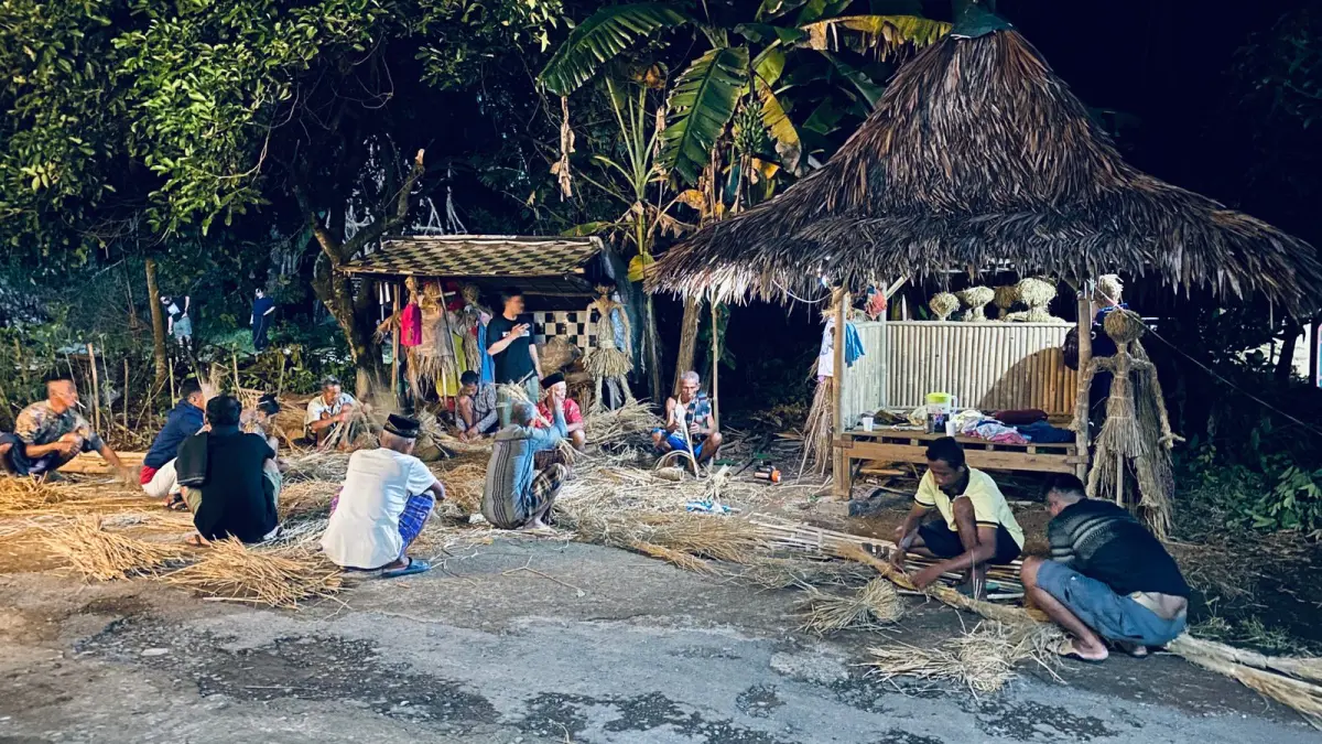 MERIAH: Sejumlah warga tengah menyiapkan memeden gadhu, yang akan diarak dan dipajang di depan rumah. (PANITIA MEMEDEN GADHU UNTUK RADAR KUDUS)