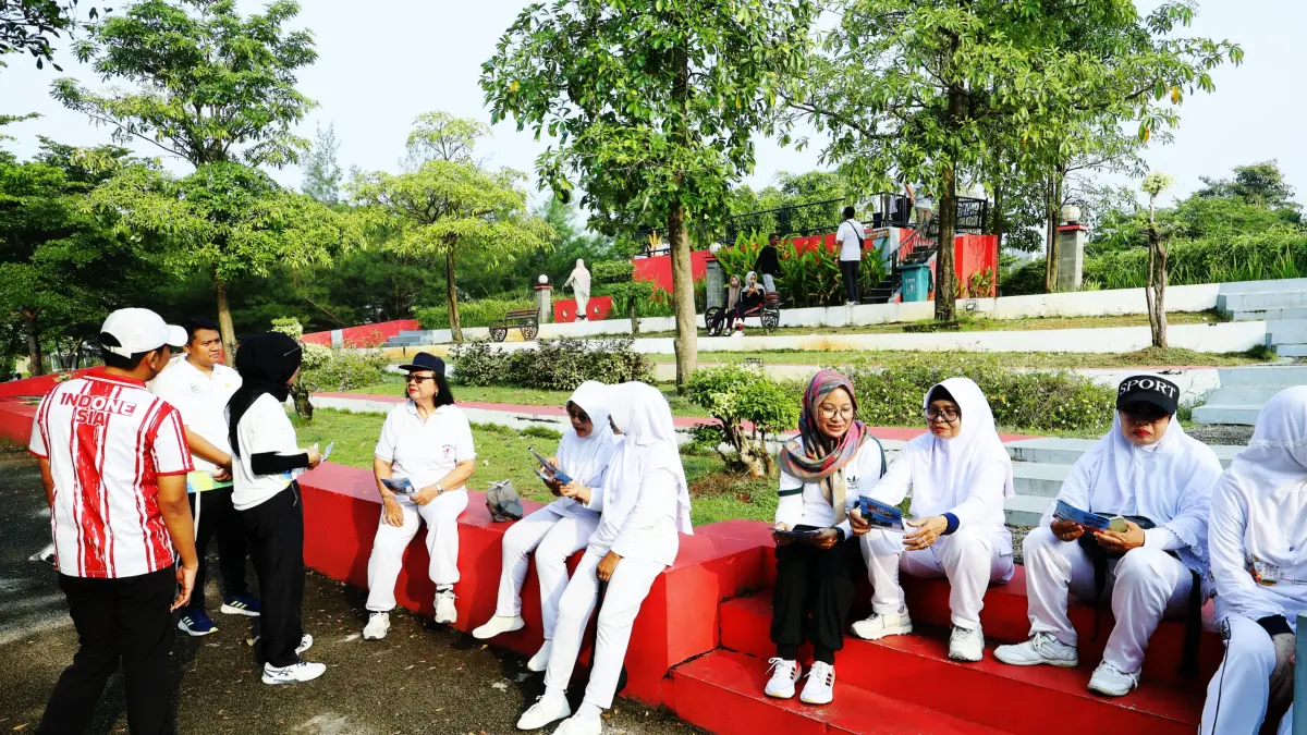 PROGRAM PLN – Pegawai PLN UP3 Grobogan sedang melakukan sosalisasi tambah daya promo di Jalan Sehat Sambut Hari Lahir Pancasila. 