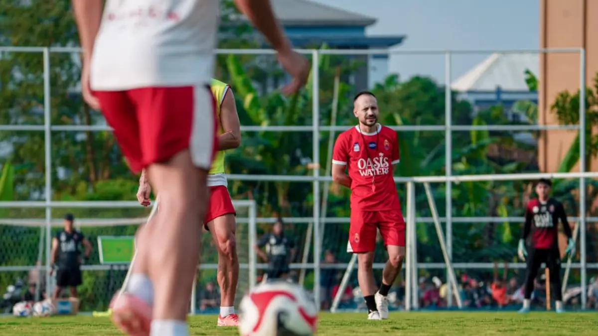 TAMPIL SPARTAN: Pelatih Kepala Persijap Jepara Mario Lemos berikan pendampingan dan latihan sebelum skuad asuhannya melawan Persib Bandung pada Sabtu (23/5).
