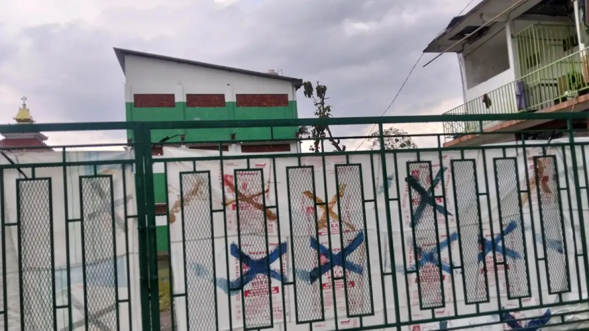 TUTUP: Kondisi salah satu sekolahan/asrama di Yayasan Ndolo Kusumo kemarin. (ANDRE FAIDHIL FALAH/RADAR KUDUS)