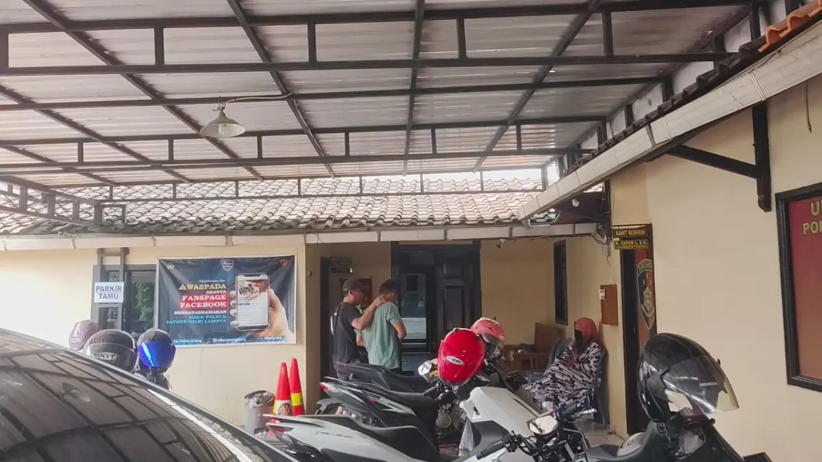 AMANKAN PELAKU – Anggota Reskrim Polsek Grobogan saat mengamankan pelaku WJK, warga Palangkaraya dibawa ke Mapolsek Grobogan. 