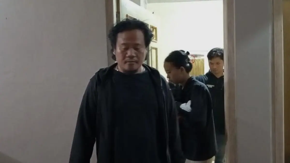 DIAMANKAN: Mempelai wanita yang kabur digiring Polresta Pati di salah satu hotel di Jepara tadi malam.