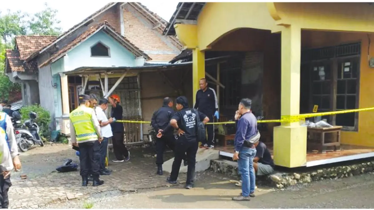 DIDALAMI: Polisi memeriksa kebakaran yang diduga dilempar bom molotov di Desa Sambung Kecamatan Jati, Kudus pada Jumat (22/5). (WARGA UNTUK RADAR KUDUS)