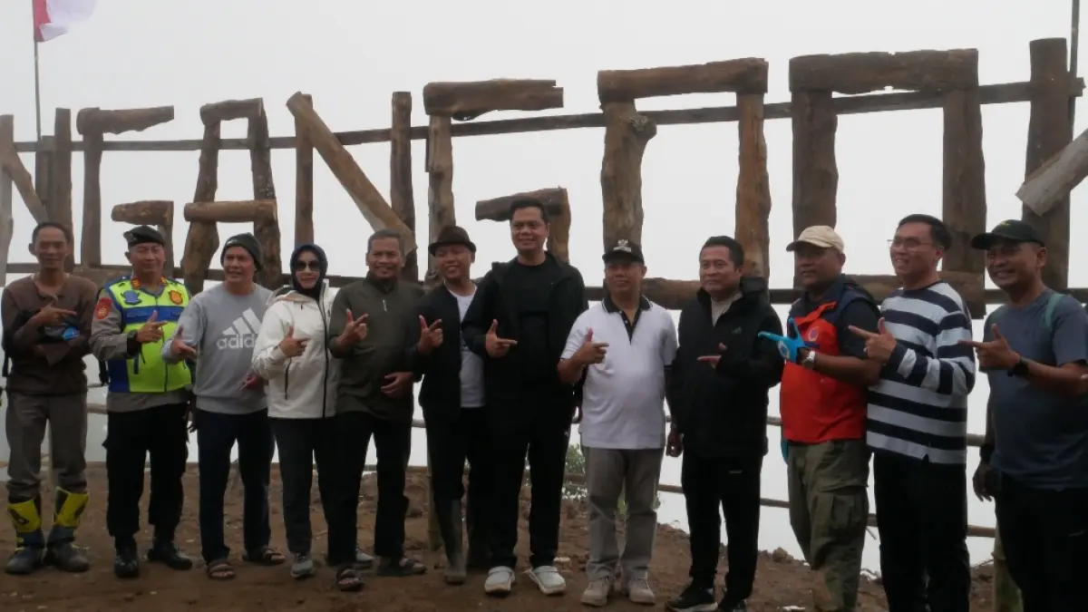 FATAMORGANA: Bupati Jepara beserta jajaran berfoto di spot Bukit Ngangook, yang jadi salah satu ikon dan landskap pemandangan.