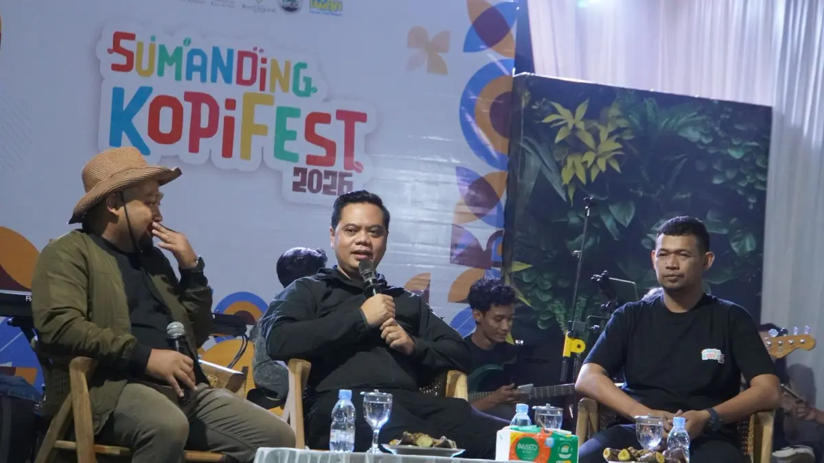 KOMITMEN: Bupati Jepara Witiarso Utomo berdialog dengan warga dalam KopiFest Sumanding 2026.