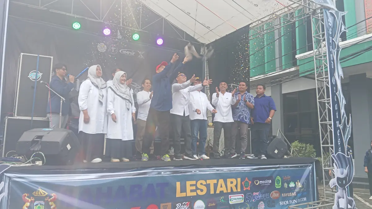 MULAI: Pelepasan burung penanda dibukanya IKMATIF FEST 12. 
