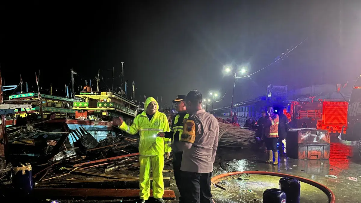 PIMPIN PEMADAMAN: Kapolres Rembang AKBP M. Faizal Pratama bersama Kasatpolairud turun langsung memantau lokasi kebakaran kapal KM Wahyu Mina Barokah di dermaga PPN Tasikagung Rembang, Jumat (22/5/2026) malam.

