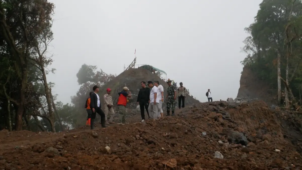 SATSET: Kerja-kerja pascabencana oleh BPBD Jepara berhasil menuntaskan pembukaan jalur Sumanding-Duplak, dan diresmikan Bupati Jepara Witiarso Utomo pada Sabtu (23/5). (FIKRI T/RADAR KUDUS)