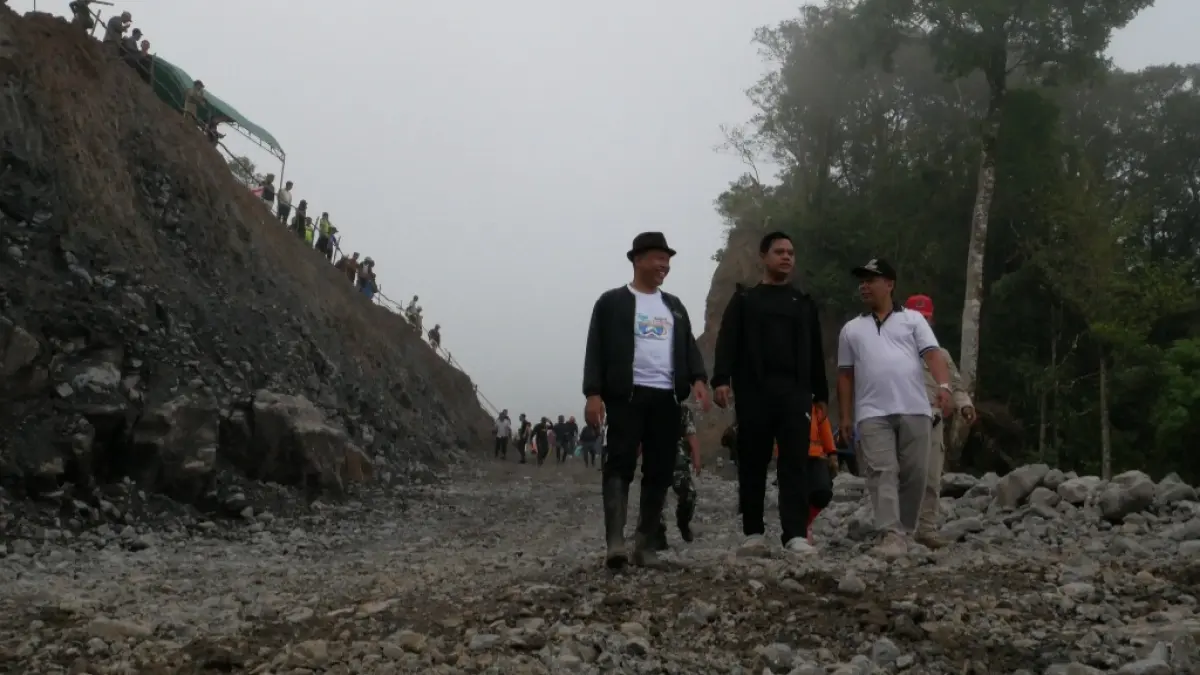 SIAP DILANJUTKAN: Bupati Jepara Witiarso Utomo, tengah meninjau tikungan dan kelok-kelokan jalan di jalur Sumanding-Duplak.