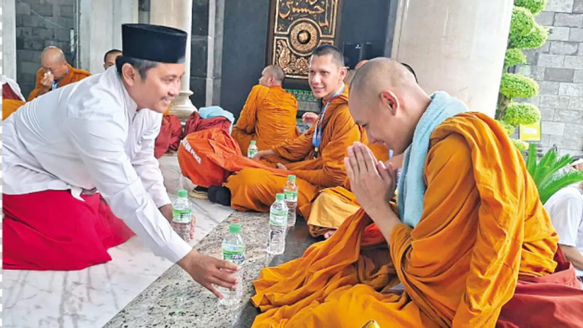 TOLERANSI KENTAL: Pengurus Masjid Baitush Shomad, Desa Welahan, Welahan, Jepara, memberi air mineral kepada bhikkhu thudong saat istirahat sejenak di masjid itu kemarin siang. (ANDIKA TRISNA SAPUTRA/RADAR KUDUS)