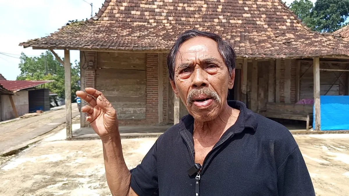 TUNJUKAN PERSEMBUNYIAN – Warga Desa Kamadohbatur, Kecamatan Tawangharjo menunjukan rumah warga yang dijadikan tempat persembunyian pelaku penggelapan saat meninggalkan mobilnya. 