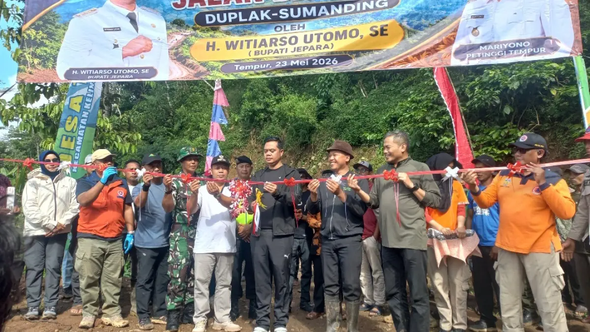 TUNTAS: Prosesi peresmian jalur alternatif Sumanding-Duplak sepanjang 6,5 kilometer pada Sabtu (23/5).