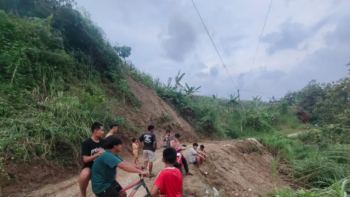 LONGSOR: Tebing jalan di Desa Ngombak Kecamatan Kedungjati yang tergerus banjir. (INTAN MAYLANI/RADAR KUDUS)