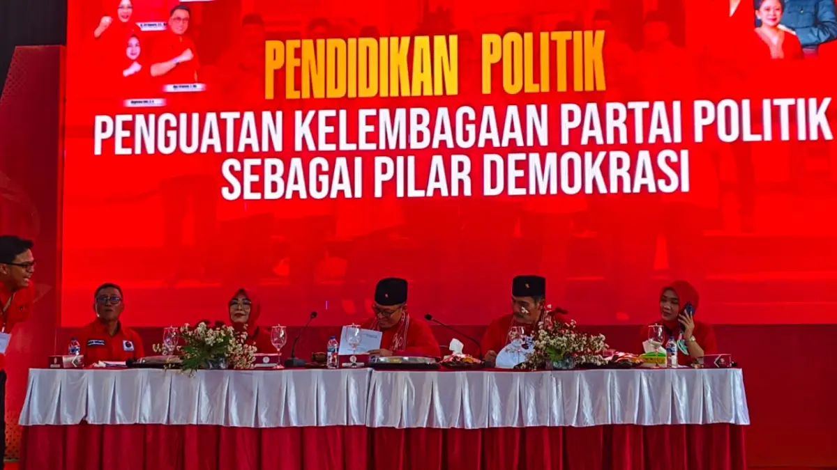 MUSANCAB - Wakil Ketua Bidang Hukum dan Advokasi DPD PDI Perjuangan Jawa Tengah, Yohanes Winarto (tiga dari kanan) dan Ketua DPC PDI P Grobogan Sri Sumarni saat memimpin Musancab PDI P di gedung Dewi Sri Danyang Purwodadi, Minggu (24/5)