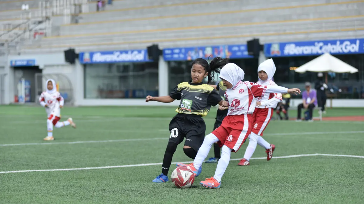 PERKEMBANGANG: Siswi mengikuti turnamen sepak bola putri MLSC Seri 2 di Supersoccer Arena, Kudus.
