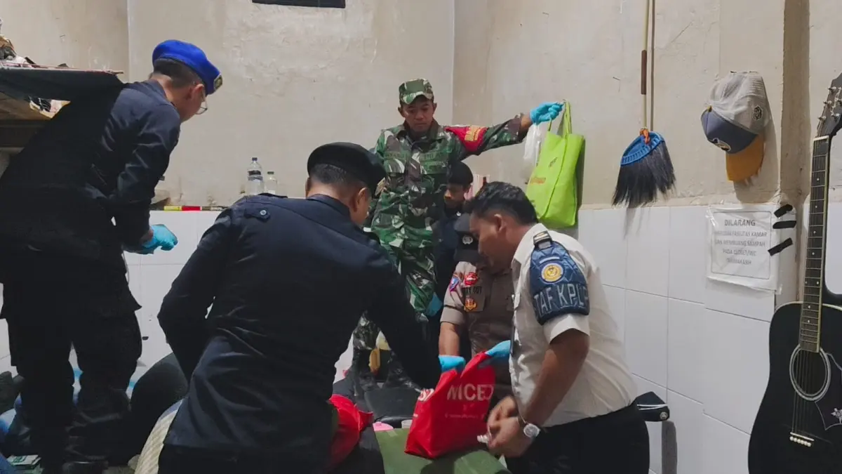 SISIR BARANG – Petugas gabungan dari TNI, POLRI dan Lapas Kelas II Purwodadi melakukan pemeriksaan dan penggeledahan kamar serta napi dalam razia narkoba dan handpone di dalama Lapas, Sabtu malam (23/5). 