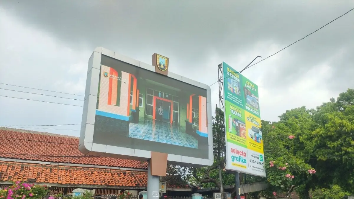 WISNU AJI/RADAR KUDUS
NORMAL: Anak-anak SDN Kutoharjo Rembang bermain di sekitar Videotron alun-alun Rembang yang sudah berfungsi normal kembali kemarin.
