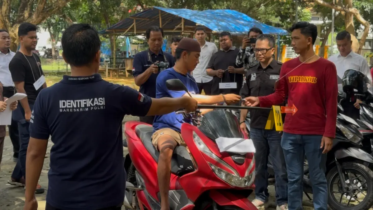 ALI MAHMUDI/RADAR KUDUS

REKA ULANG: Rekonstruksi pembunuhan pemuda asal Kargan digelar di Taman Kota Mondoteko, Senin (25/5).